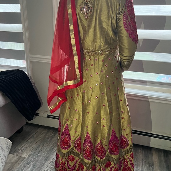 LEHENGA - Picture 6 of 11